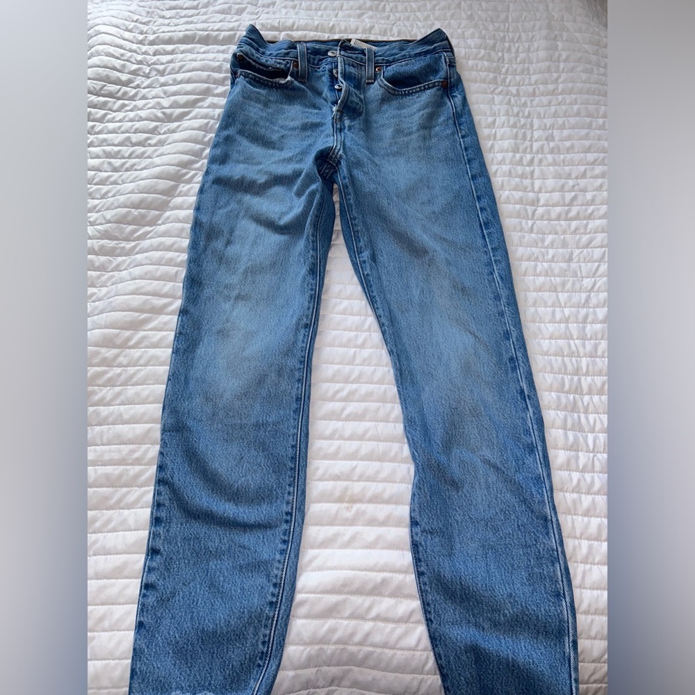 Super cute Levi skinny jeans! Size W25